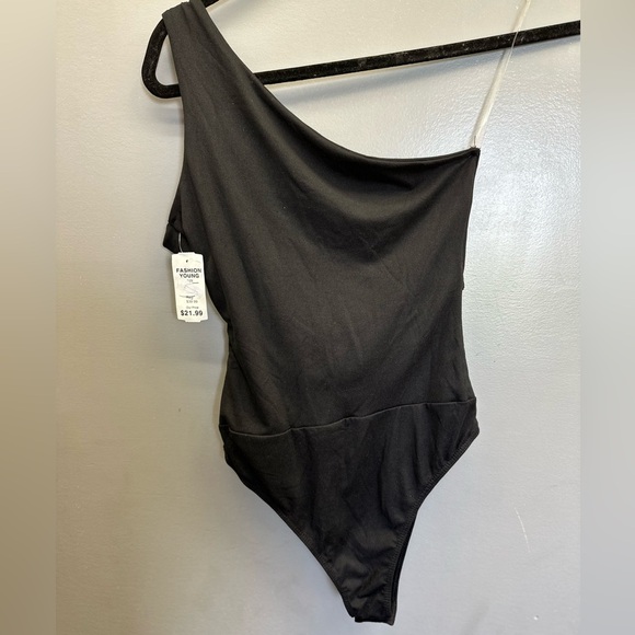 Black One-Shoulder Bodysuit - Picture 2 of 4